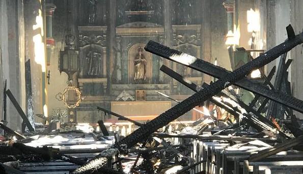 Feuer zerstört die 249 Jahre alte St. Gabriel Mission
