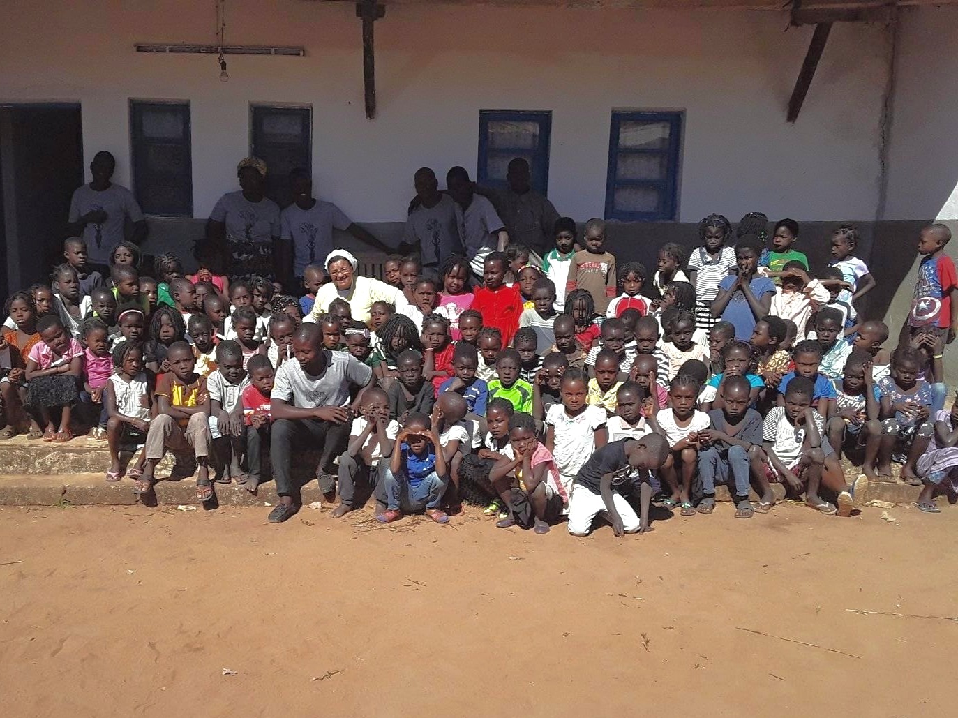 Semana da Criança em Moçambique tem almoço especial para 550 alunos
