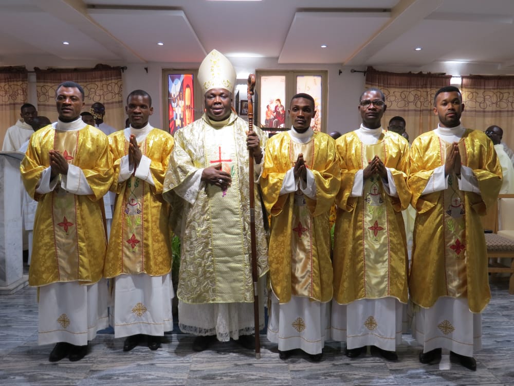 Former les futurs missionnaires main dans la main : Ordination de diacres de Mãe de África dans l’ouest du Nigeria