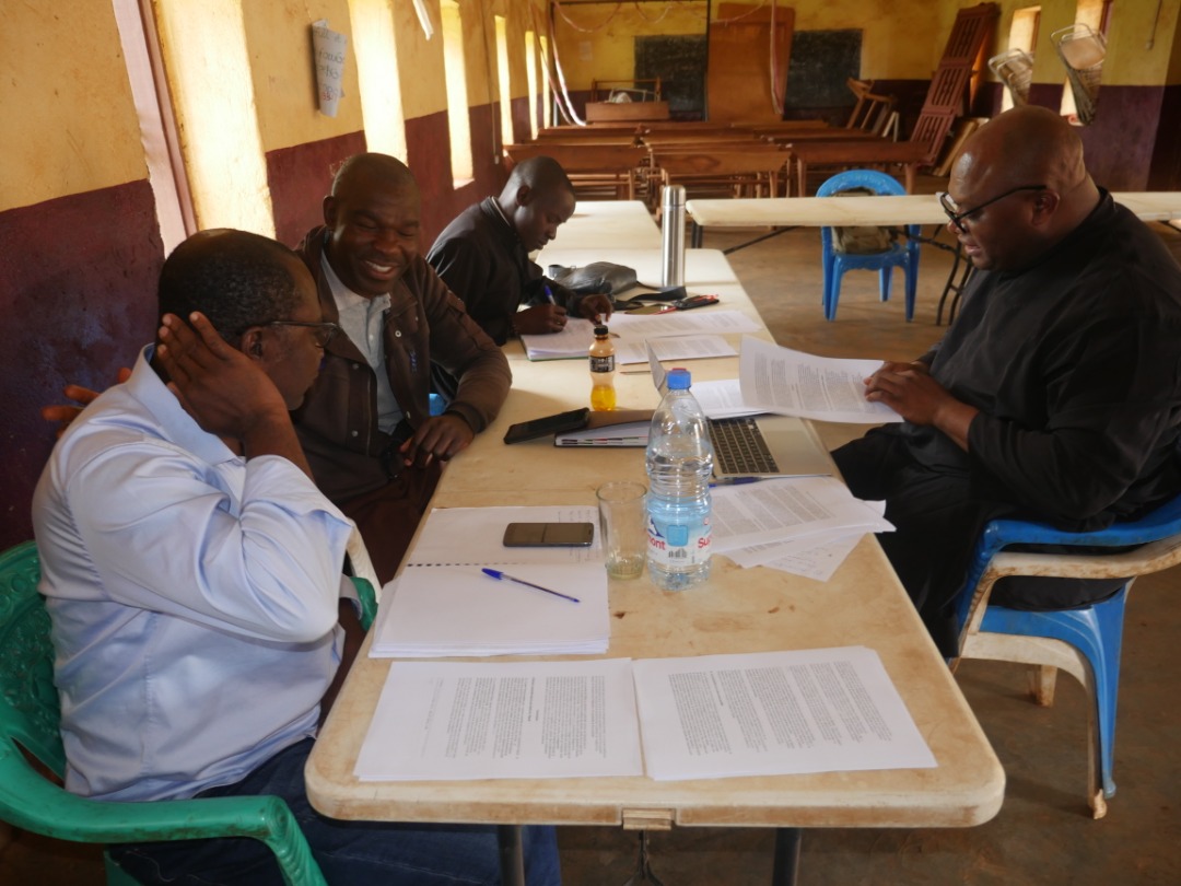 Les Supérieurs Locaux du Cameroun dînent autour de la table de la synodalité 5 Cm 20220506 Local Superiors Meeting 7
