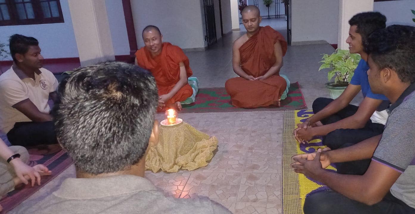 Convivencia pacífica entre la diversidad: Un día con dos monjes budistas en la Casa Claret