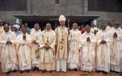 Embrasser l’appel de se jeter : ordinations au Cameroun et en Inde