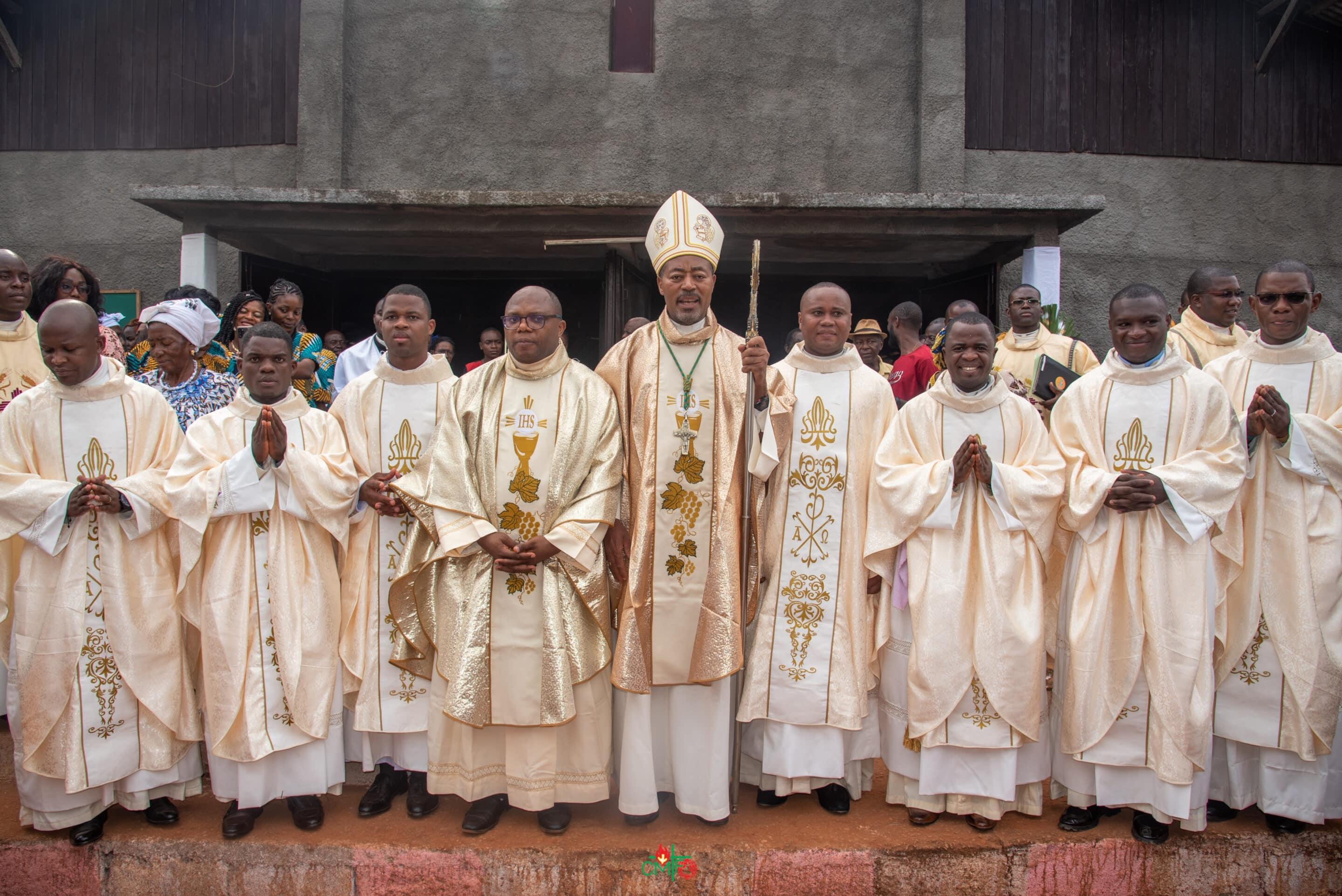 Embrasser l’appel de se jeter : ordinations au Cameroun et en Inde